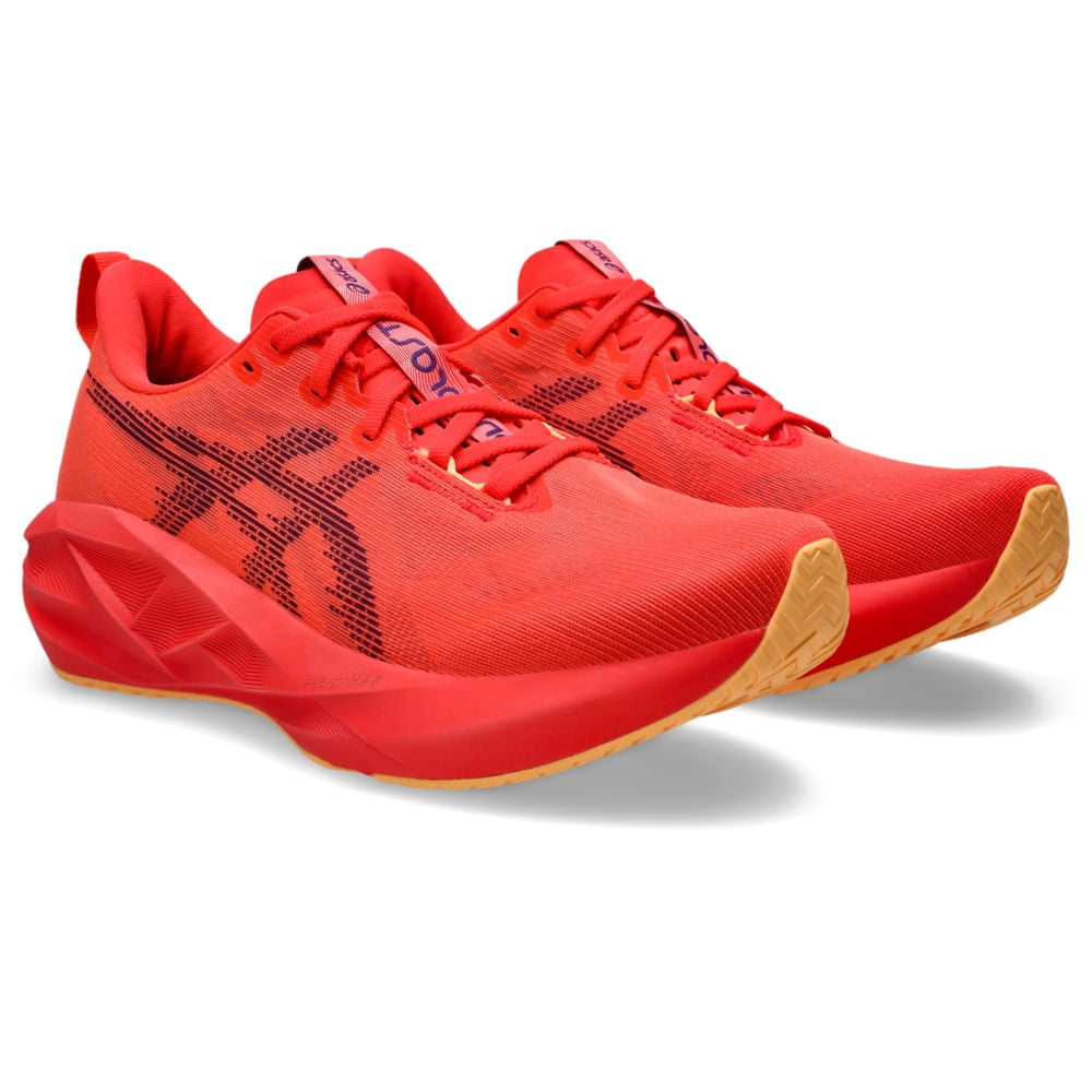 Tênis ASICS Novablast 5 - Masculino - Vermelho/Roxo vista frontal em perspectiva - 1011B974-600
