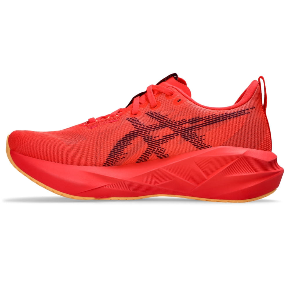 Tênis ASICS Novablast 5 - Masculino - Vermelho/Roxo vista lateral esquerda em perspectiva - 1011B974-600