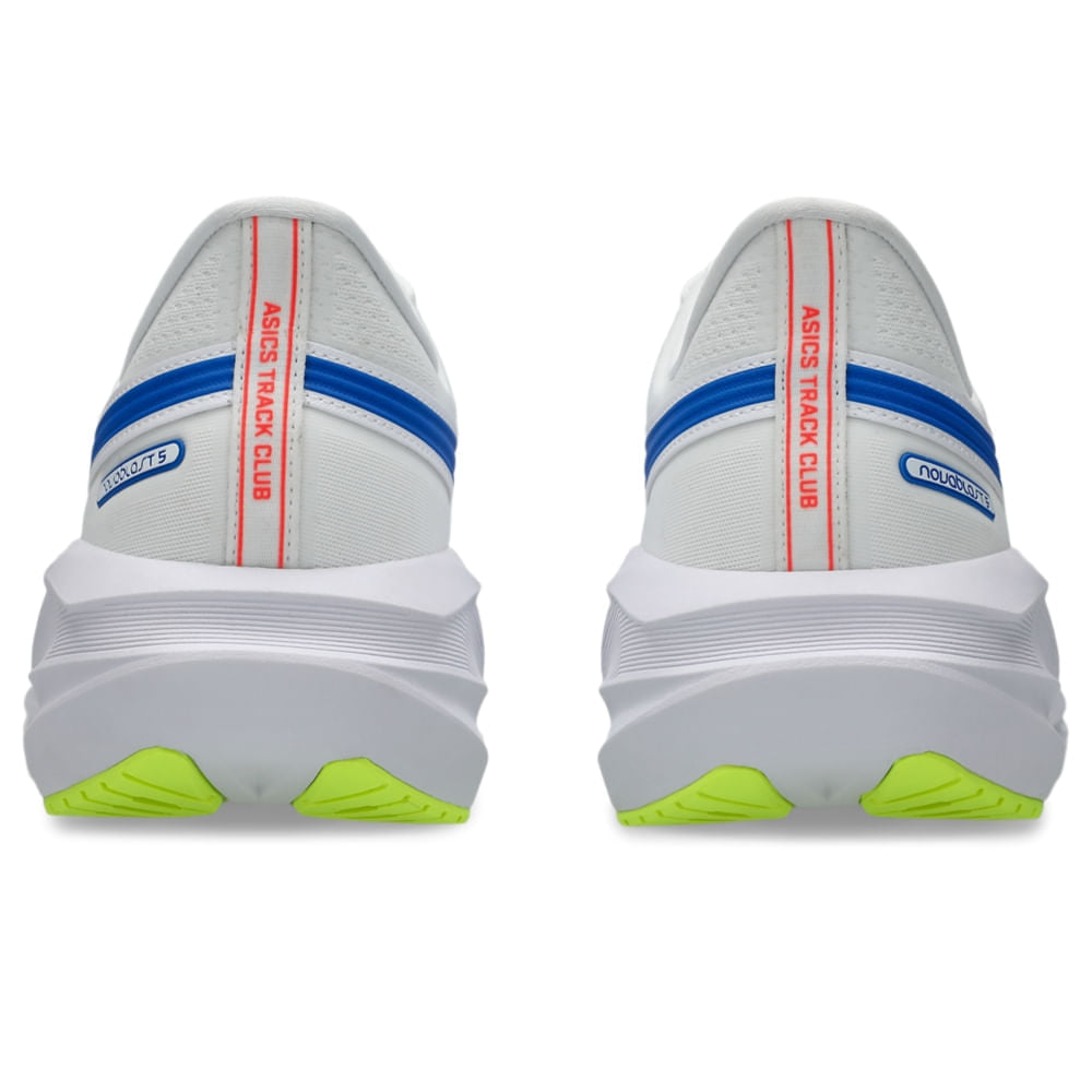 Tênis ASICS Novablast 5 Atc - Masculino - Branco/Azul vista traseira do calcanhar - 1011C137-100