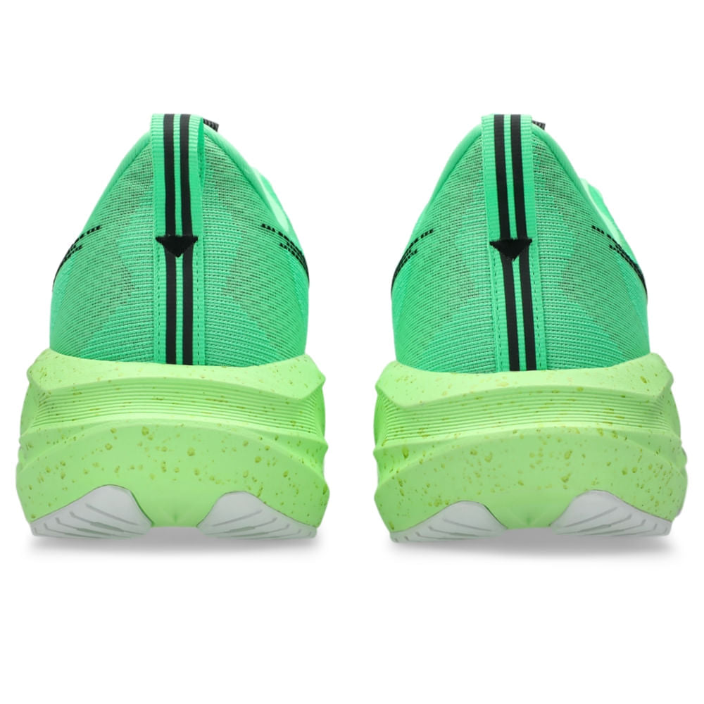 Tênis ASICS Novablast 5 - Masculino - Verde/Preto vista traseira do calcanhar - 1011C224-300
