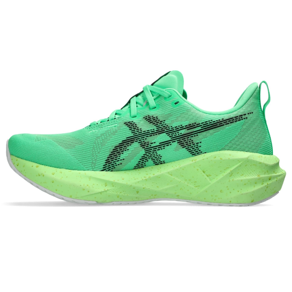 Tênis ASICS Novablast 5 - Masculino - Verde/Preto vista lateral esquerda em perspectiva - 1011C224-300