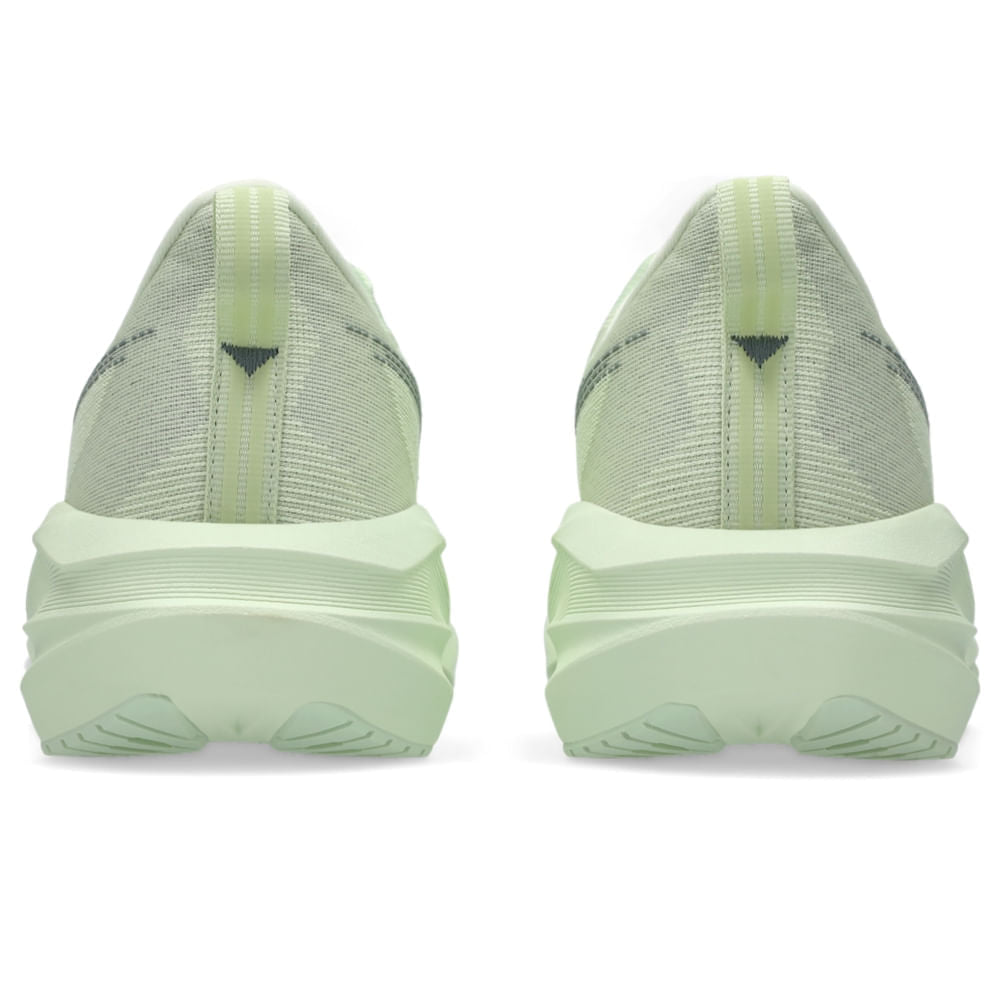 Tênis ASICS Novablast 5 - Feminino - Verde/Verde vista traseira do calcanhar - 1012B765-301
