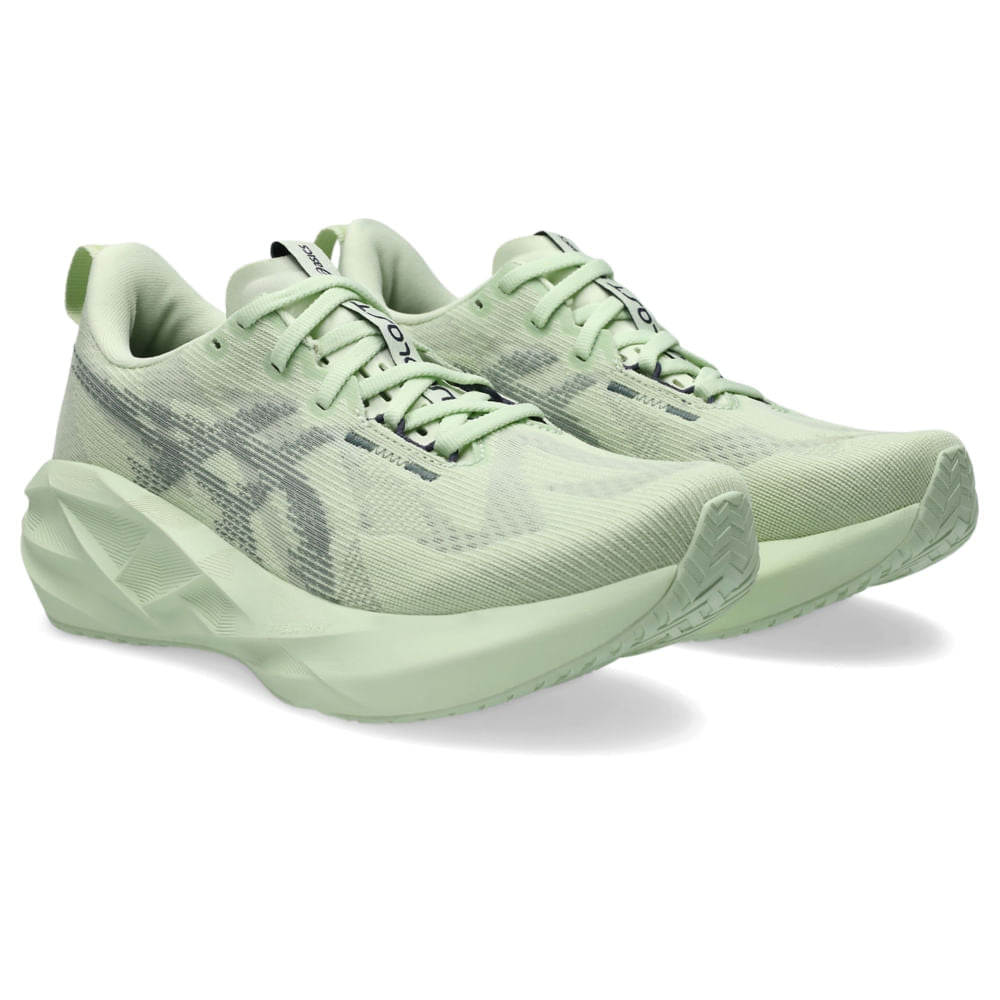 Tênis ASICS Novablast 5 - Feminino - Verde/Verde vista frontal em perspectiva - 1012B765-301