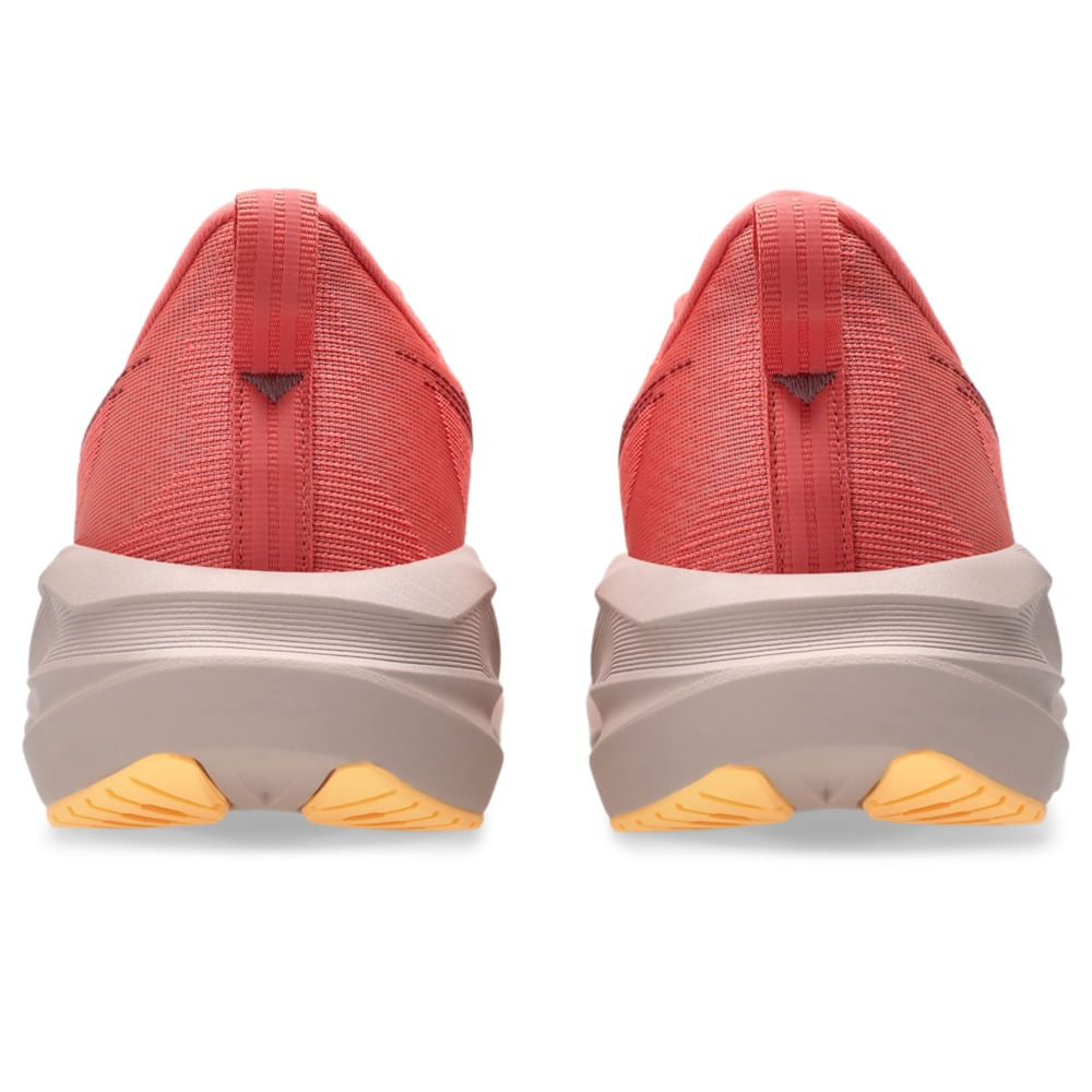 Tênis ASICS Novablast 5 - Feminino - Rosa/Roxo vista traseira do calcanhar - 1012B765-701