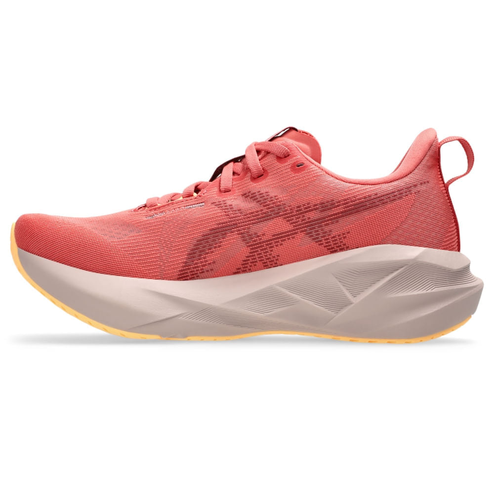 Tênis ASICS Novablast 5 - Feminino - Rosa/Roxo vista lateral esquerda em perspectiva - 1012B765-701
