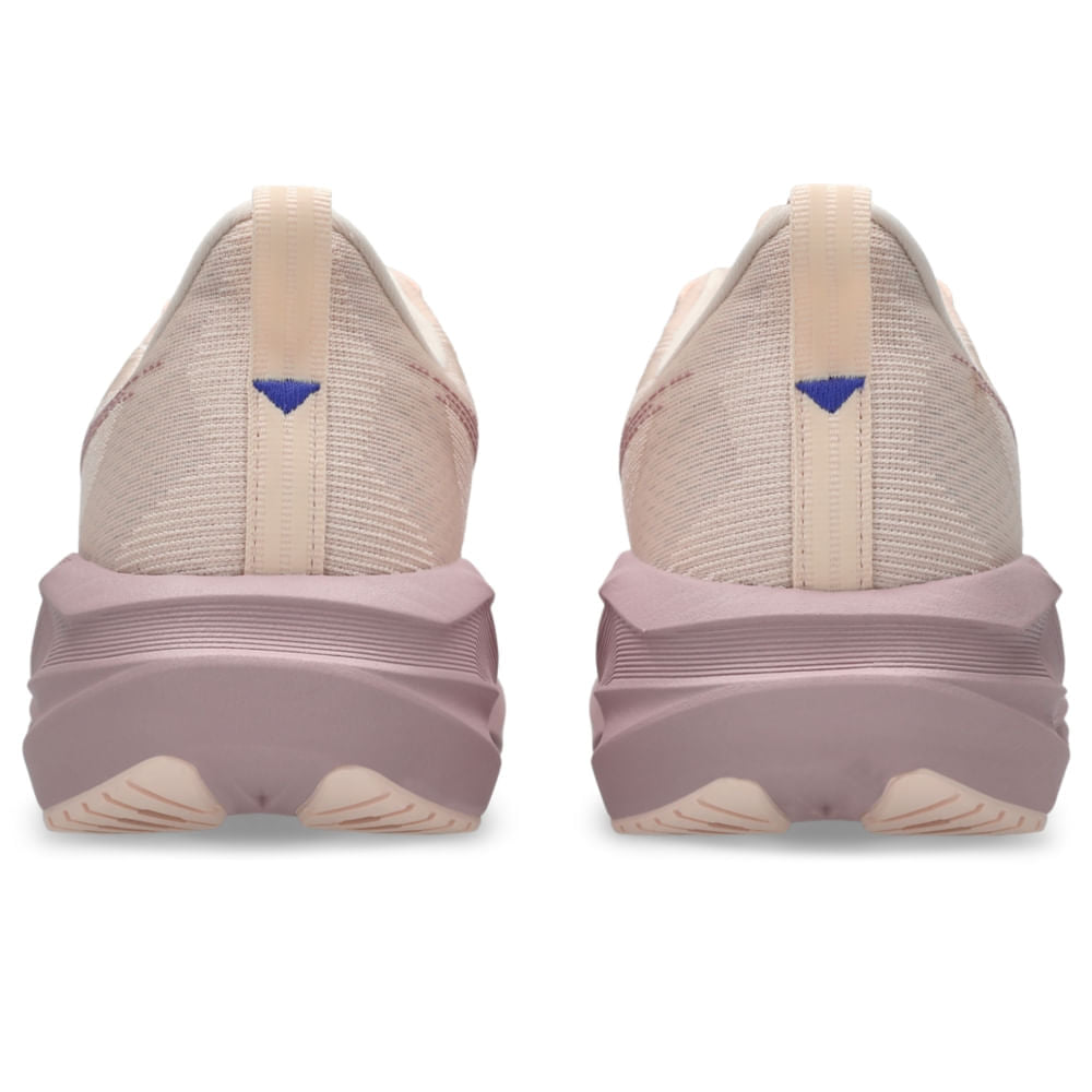 Tênis ASICS Novablast 5 - Feminino - Rosa/Bege vista traseira do calcanhar - 1012B765-702