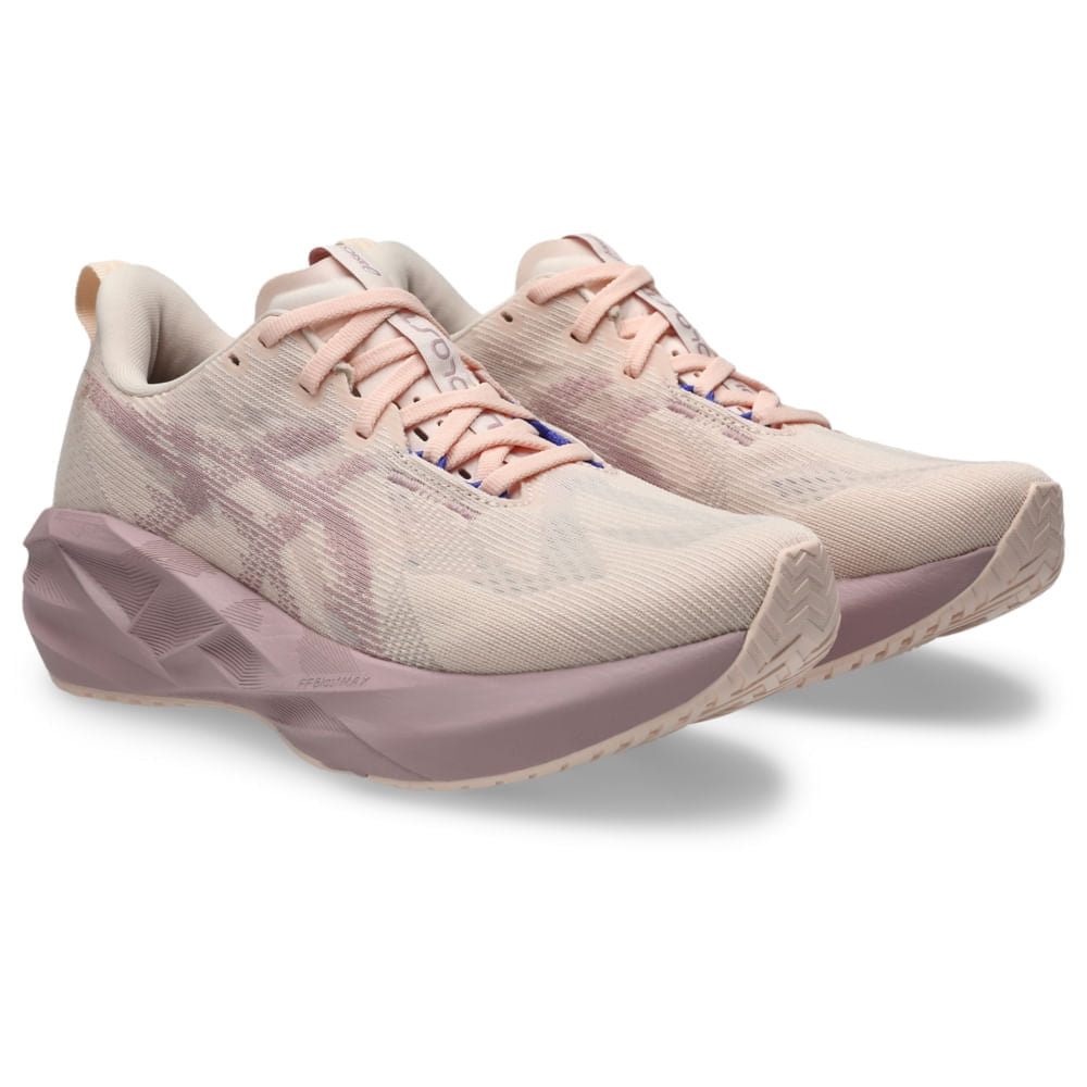 Tênis ASICS Novablast 5 - Feminino - Rosa/Bege vista frontal em perspectiva - 1012B765-702