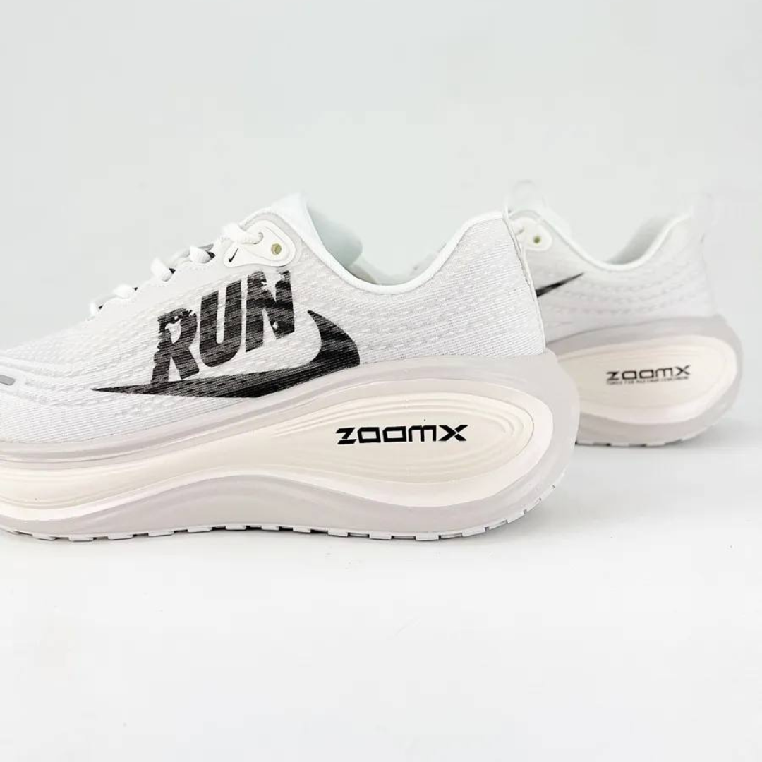 Nike Vomero Plus - Branco/Preto
