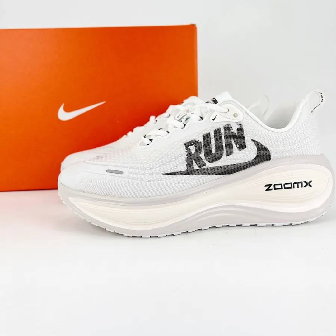 Nike Vomero Plus - Branco/Preto